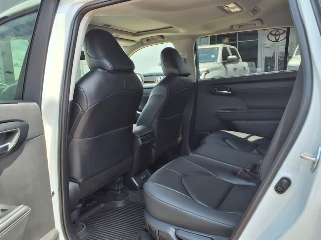 Thumbnail: 2025 Toyota Highlander - 28