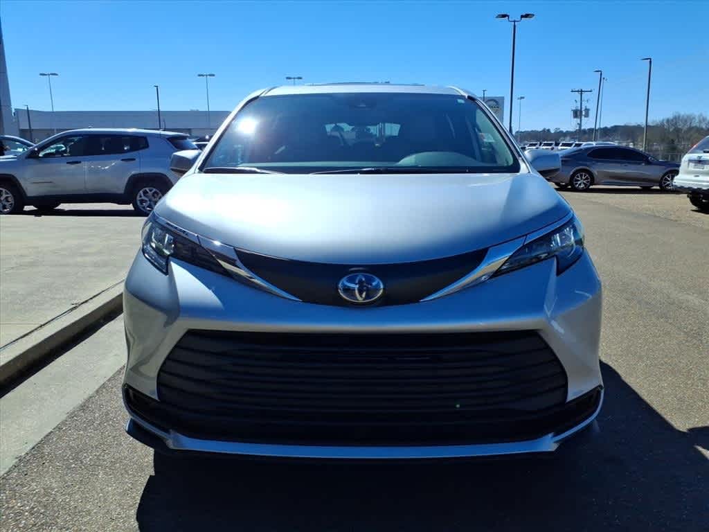 Thumbnail: 2025 Toyota Sienna - 2