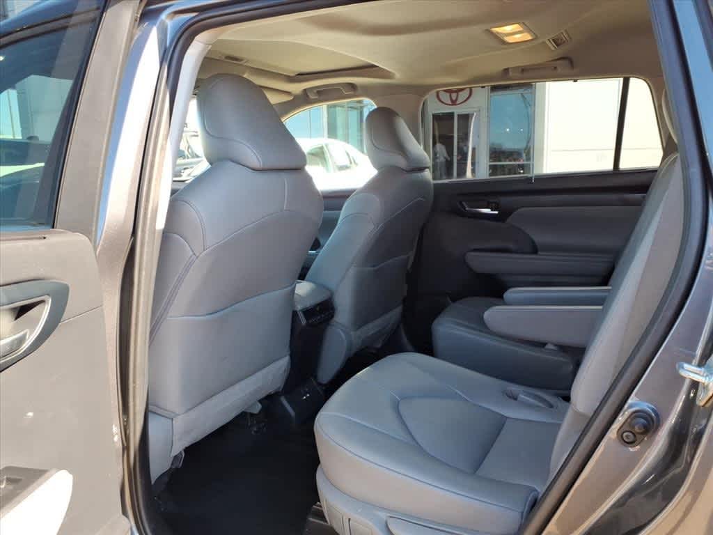 Thumbnail: 2021 Toyota Highlander - 29