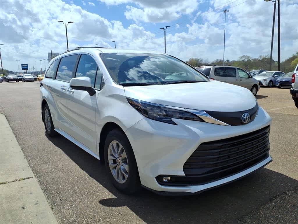 Thumbnail: 2025 Toyota Sienna - 3