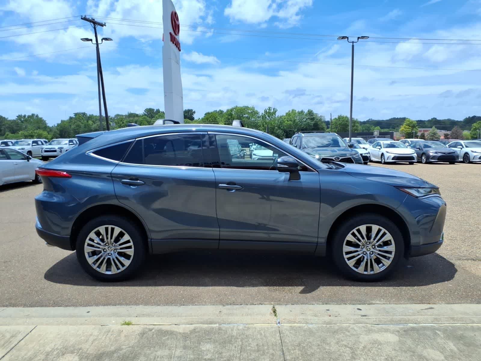 Thumbnail: 2023 Toyota Venza - 4