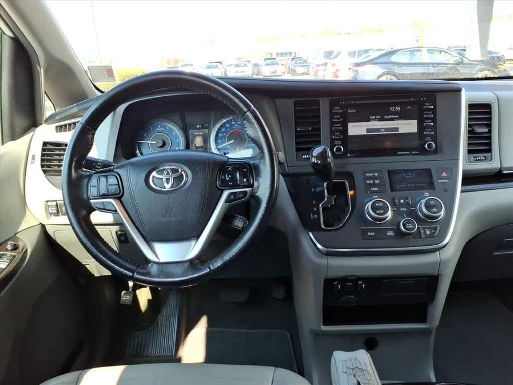 Thumbnail: 2019 Toyota Sienna - 10