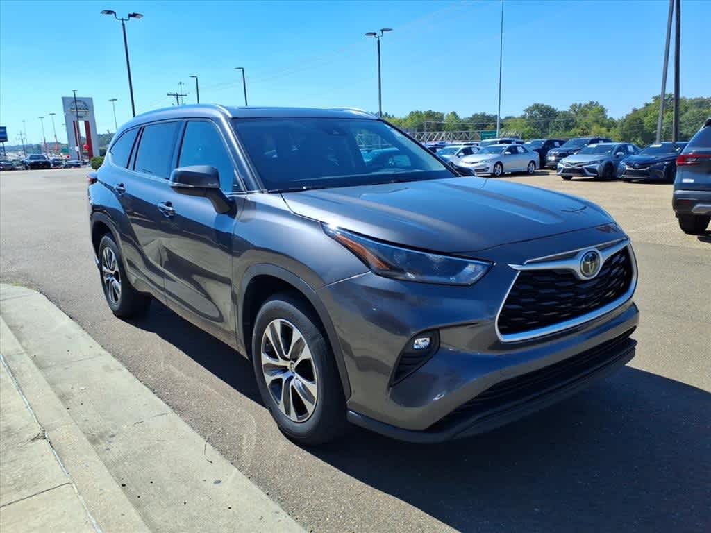 Thumbnail: 2021 Toyota Highlander - 3