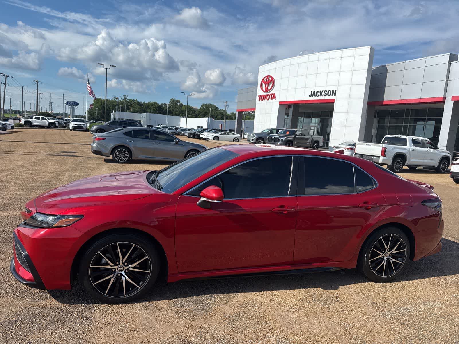 2022 Toyota Camry SE's photo