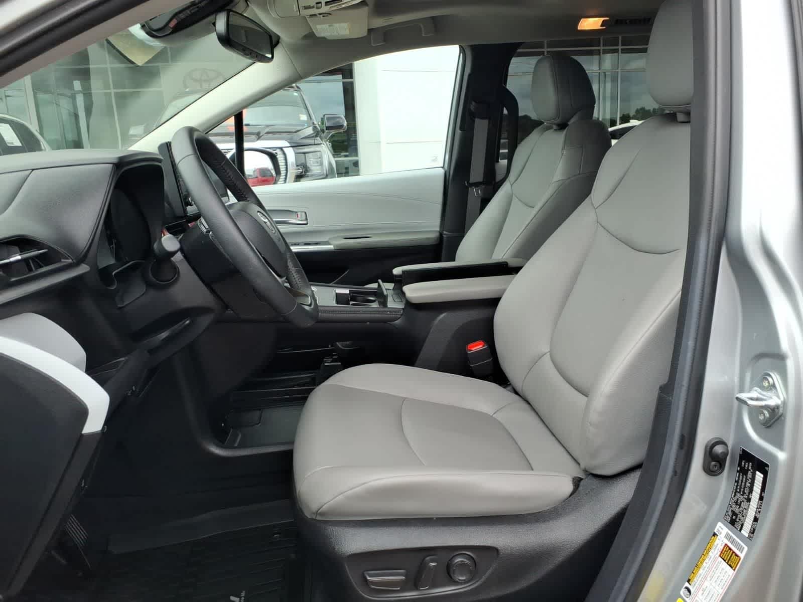 Thumbnail: 2025 Toyota Sienna - 26