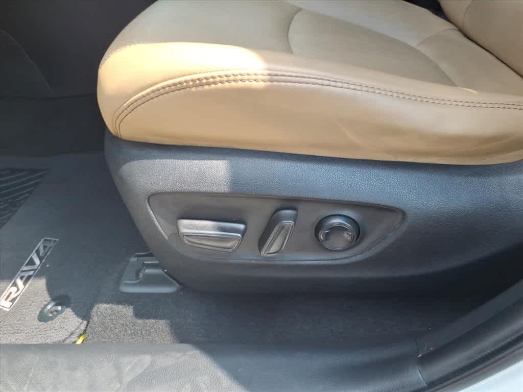 Thumbnail: 2022 Toyota RAV4 - 12