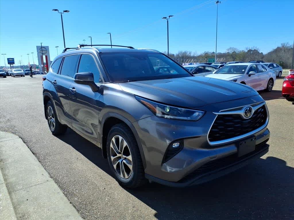 Thumbnail: 2021 Toyota Highlander - 3