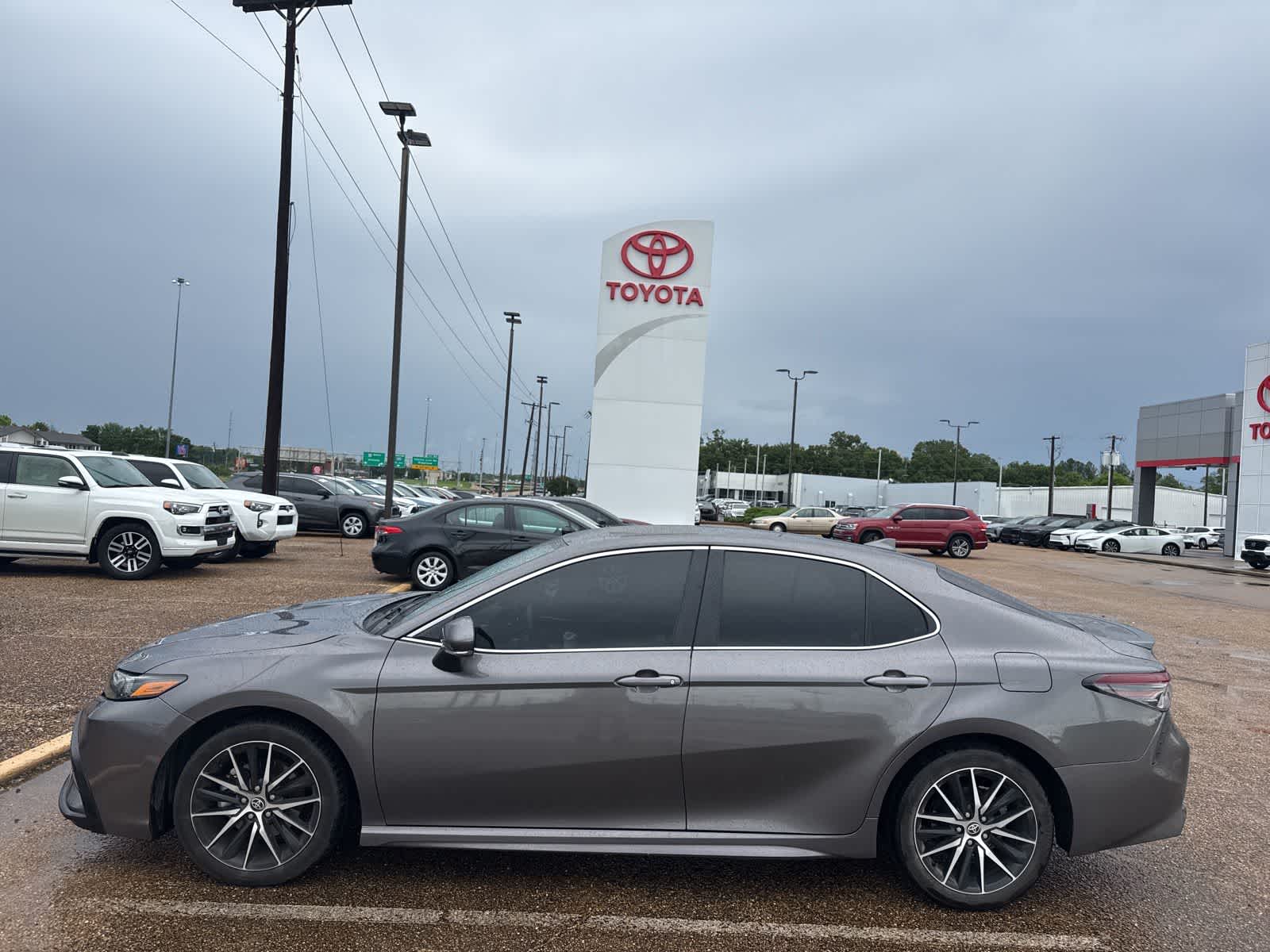2024 Toyota Camry SE's photo