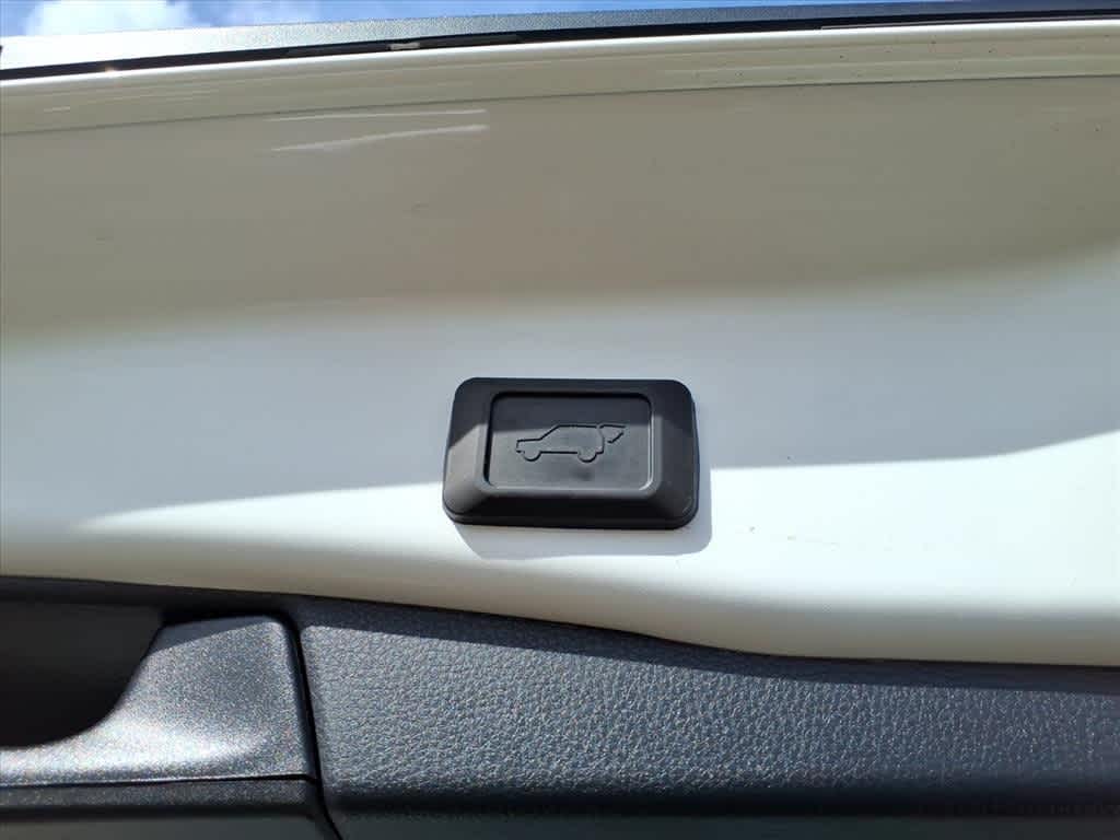 Thumbnail: 2022 Toyota RAV4 - 9