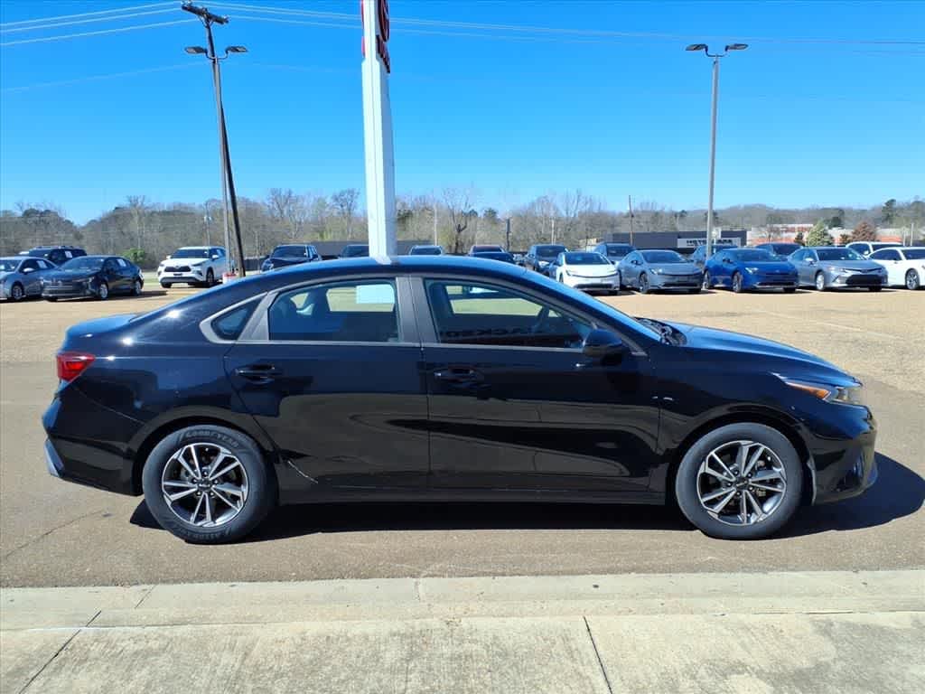 Thumbnail: 2023 Kia Forte - 4