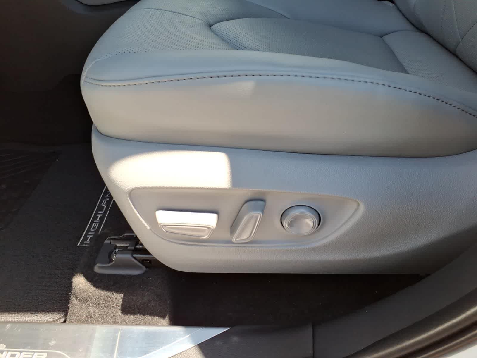 Thumbnail: 2026 Toyota Highlander - 12