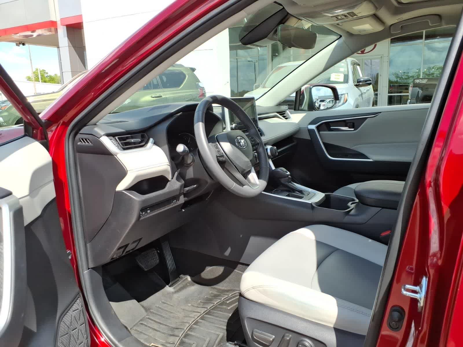 Thumbnail: 2025 Toyota RAV4 - 27