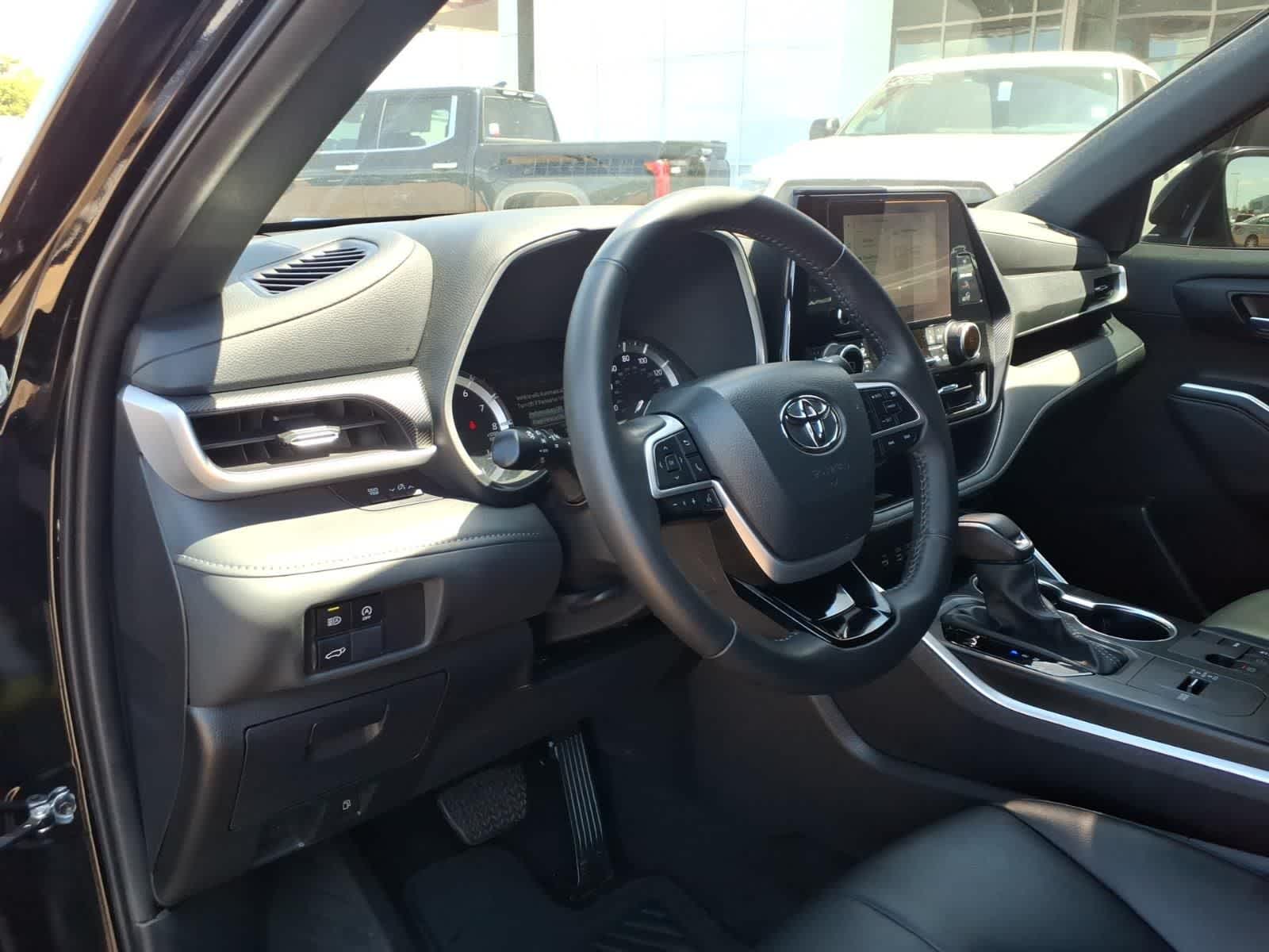 Thumbnail: 2024 Toyota Highlander - 11