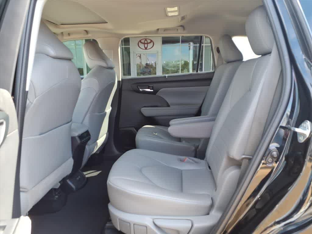 Thumbnail: 2020 Toyota Highlander - 28