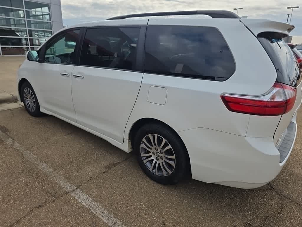 Thumbnail: 2019 Toyota Sienna - 6
