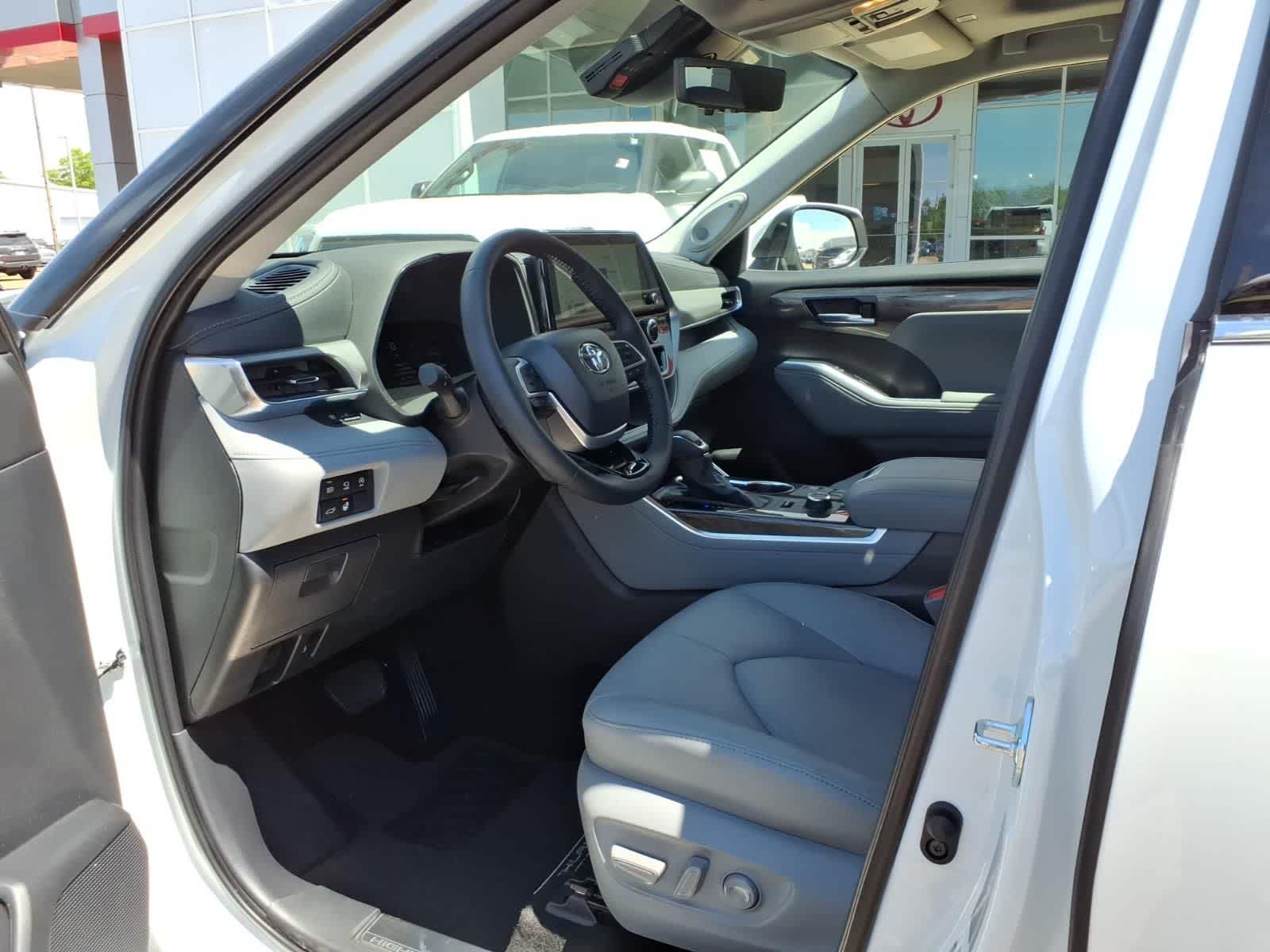 Thumbnail: 2026 Toyota Highlander - 26