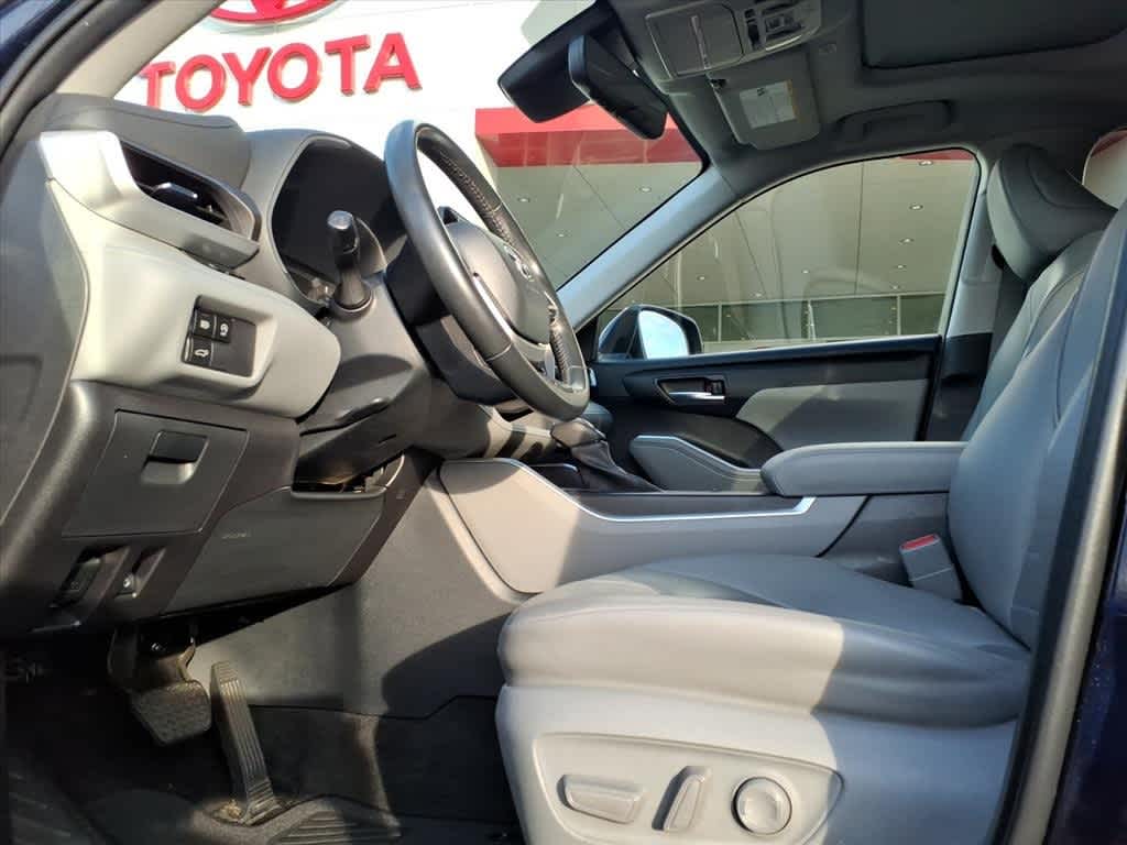 Thumbnail: 2023 Toyota Highlander - 27