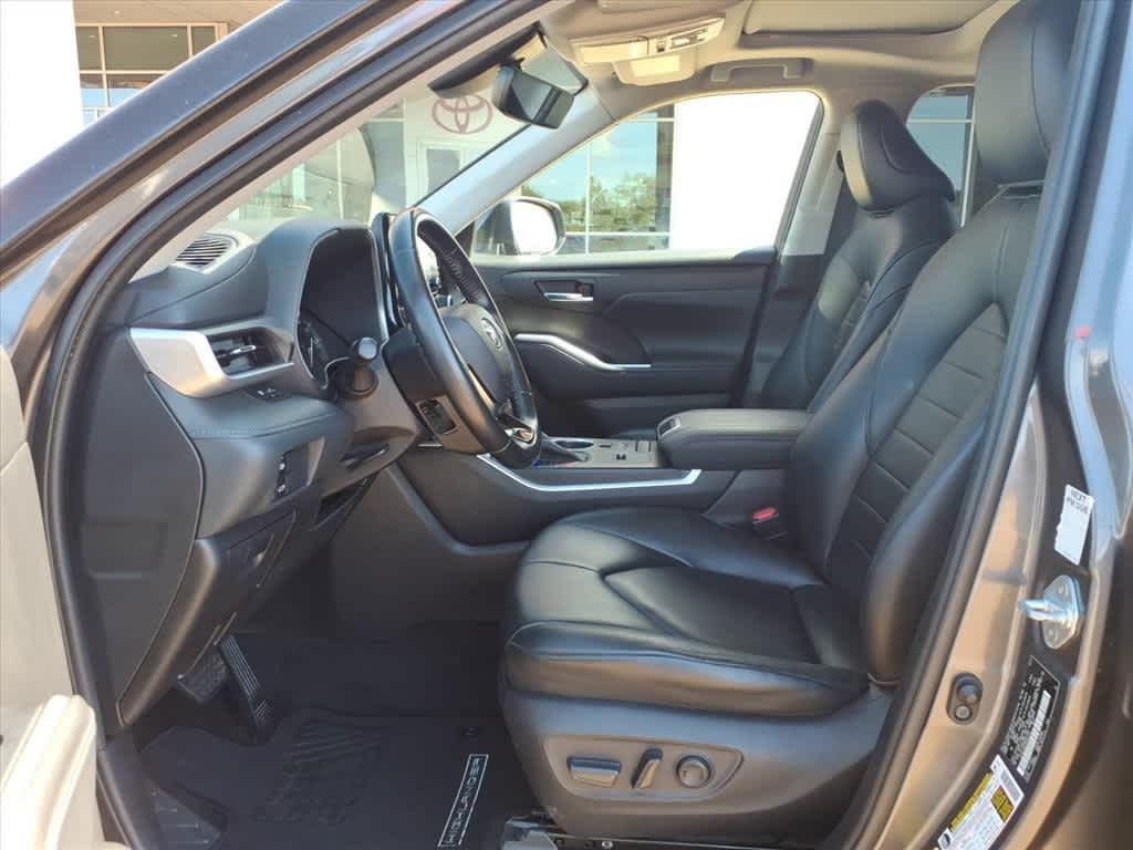 Thumbnail: 2021 Toyota Highlander - 25