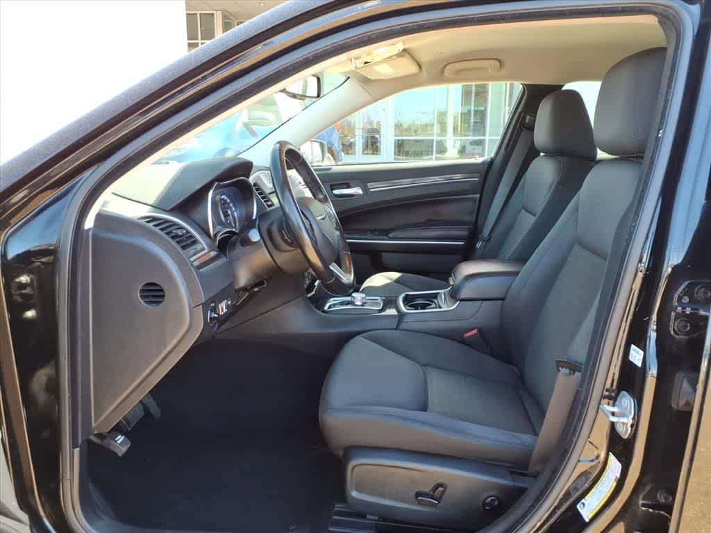 Thumbnail: 2019 Chrysler 300 - 24