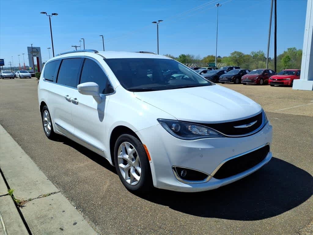 Thumbnail: 2019 Chrysler Pacifica - 3