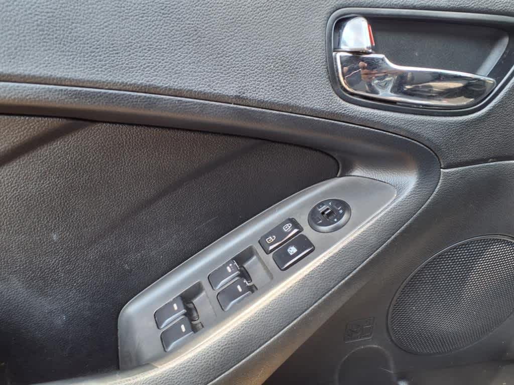Thumbnail: 2017 Kia Forte - 12