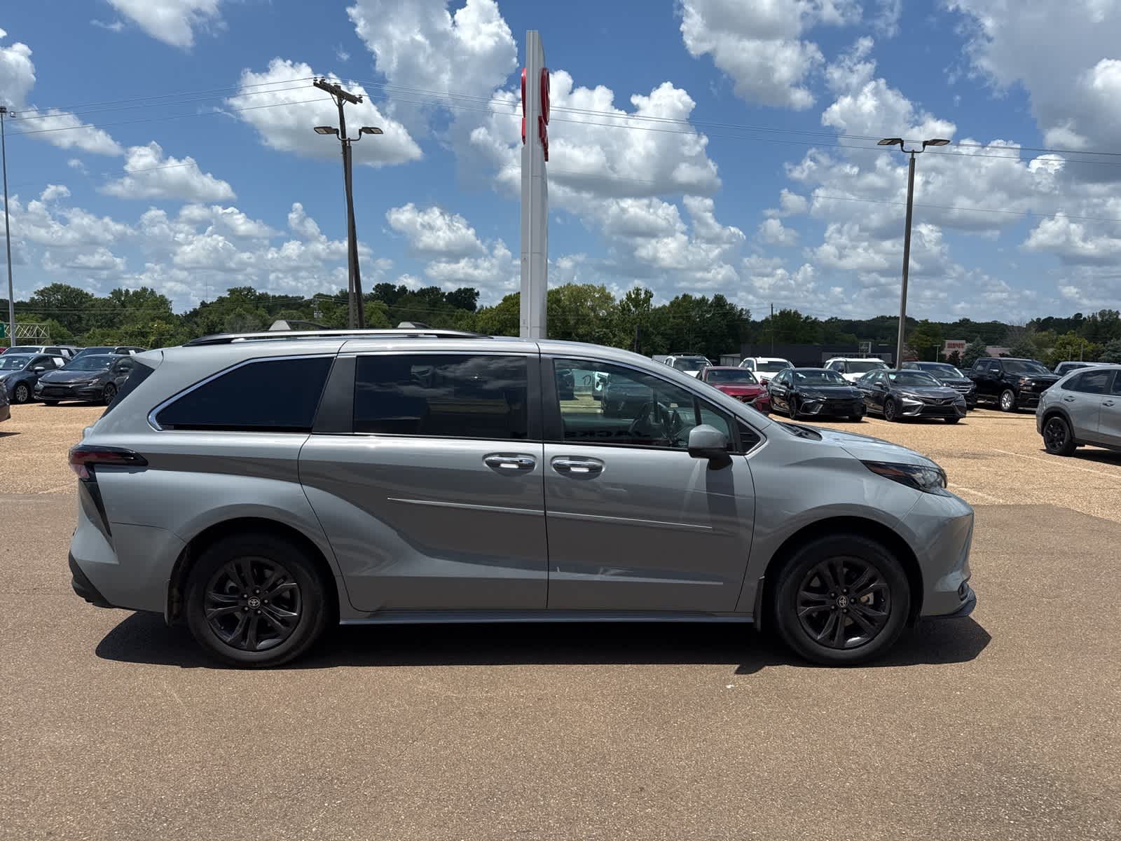 Thumbnail: 2024 Toyota Sienna - 3