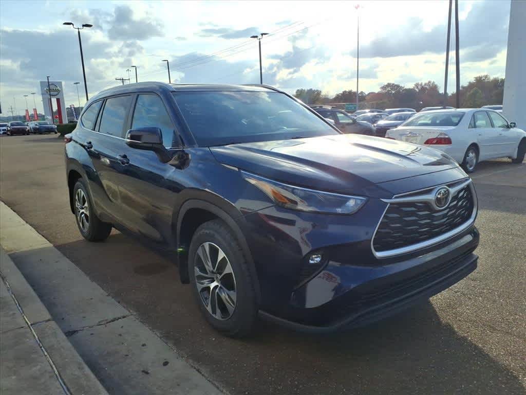 Thumbnail: 2023 Toyota Highlander - 3