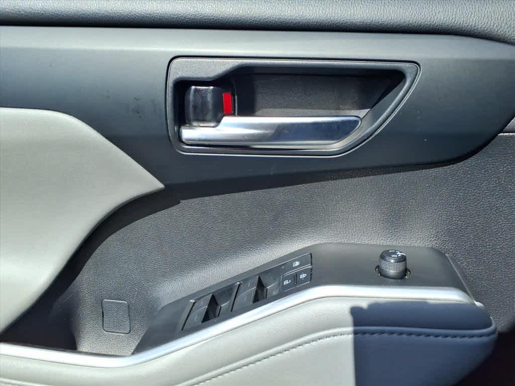 Thumbnail: 2020 Toyota Highlander - 13