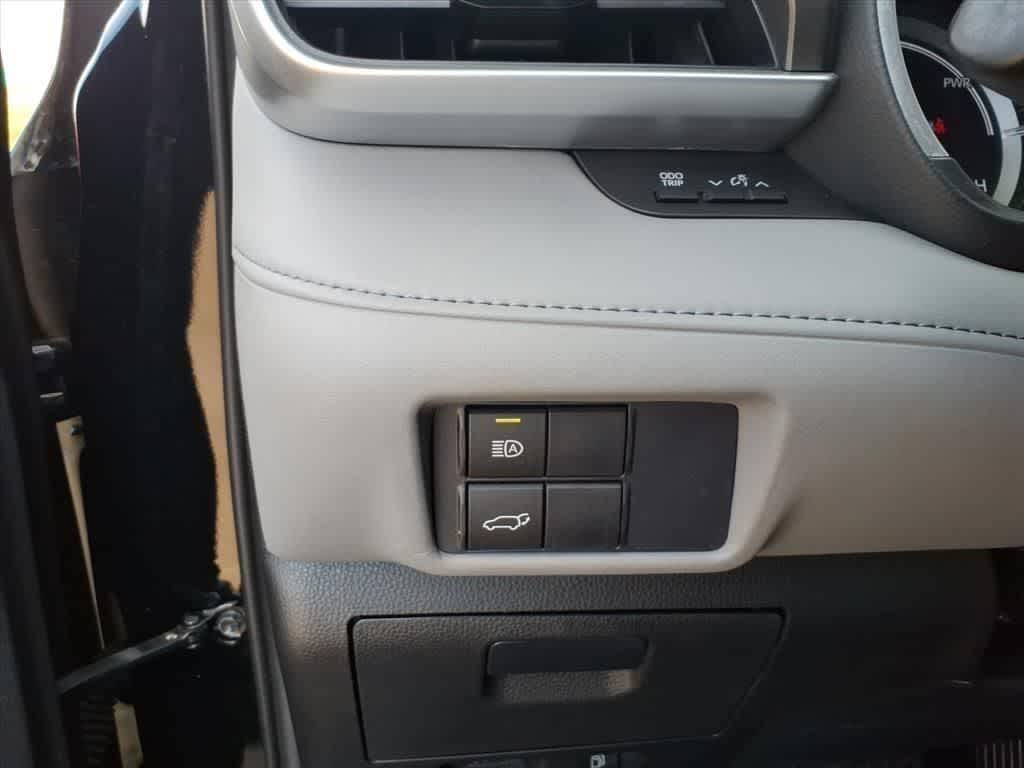 Thumbnail: 2020 Toyota Highlander - 14