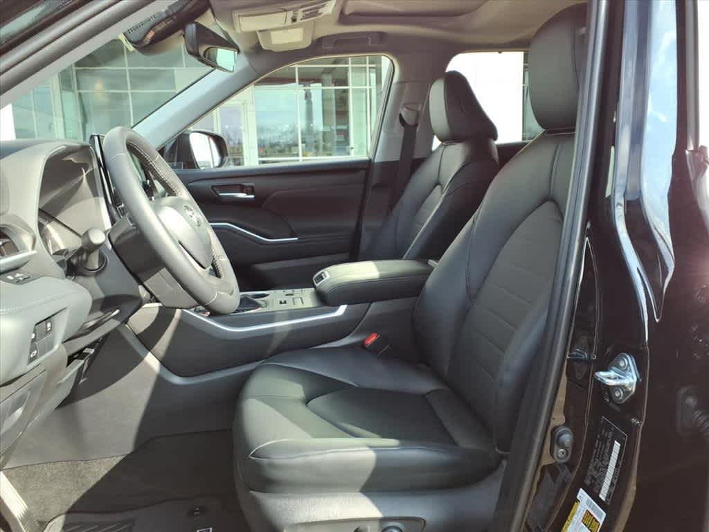Thumbnail: 2026 Toyota Highlander - 26