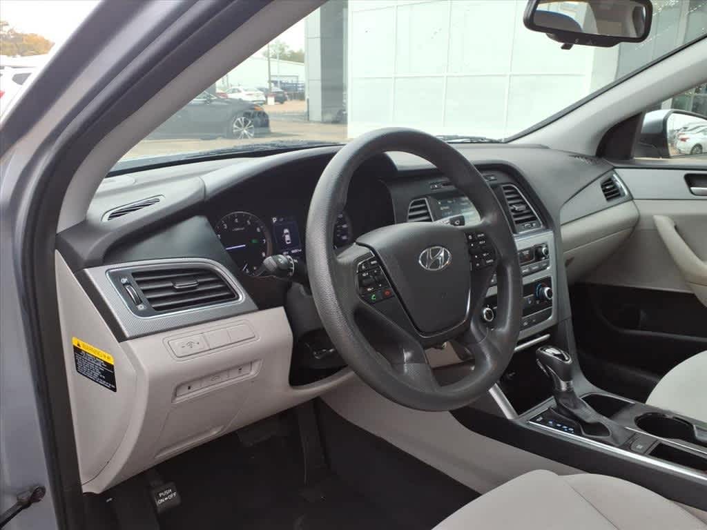 Thumbnail: 2016 Hyundai Sonata - 10