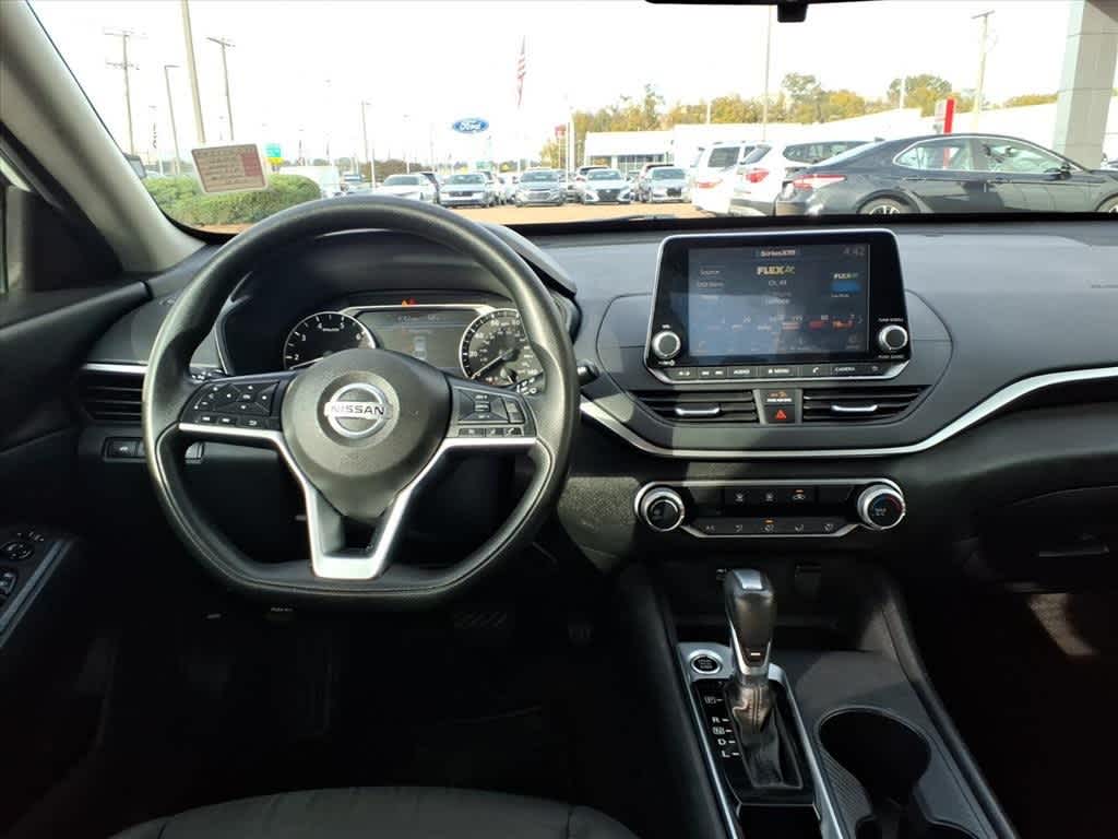 Thumbnail: 2020 Nissan Altima - 9