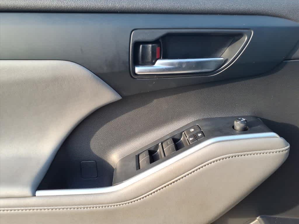 Thumbnail: 2023 Toyota Highlander - 13