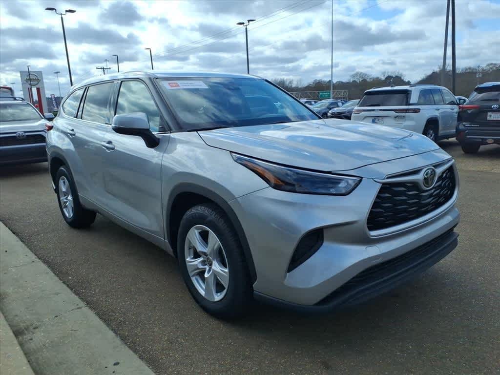 Thumbnail: 2022 Toyota Highlander - 3