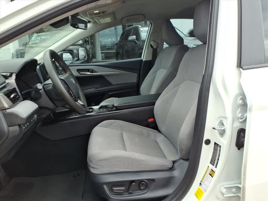 Thumbnail: 2025 Toyota Camry - 25