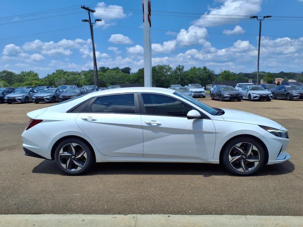 Thumbnail: 2023 Hyundai Elantra - 4