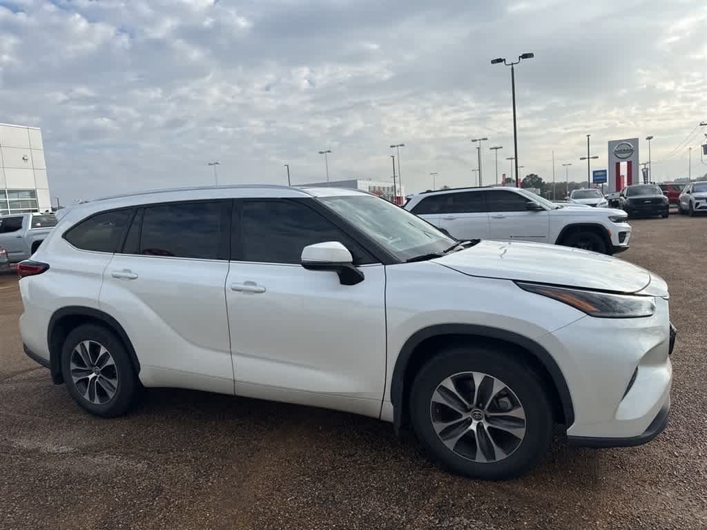 Thumbnail: 2021 Toyota Highlander - 3