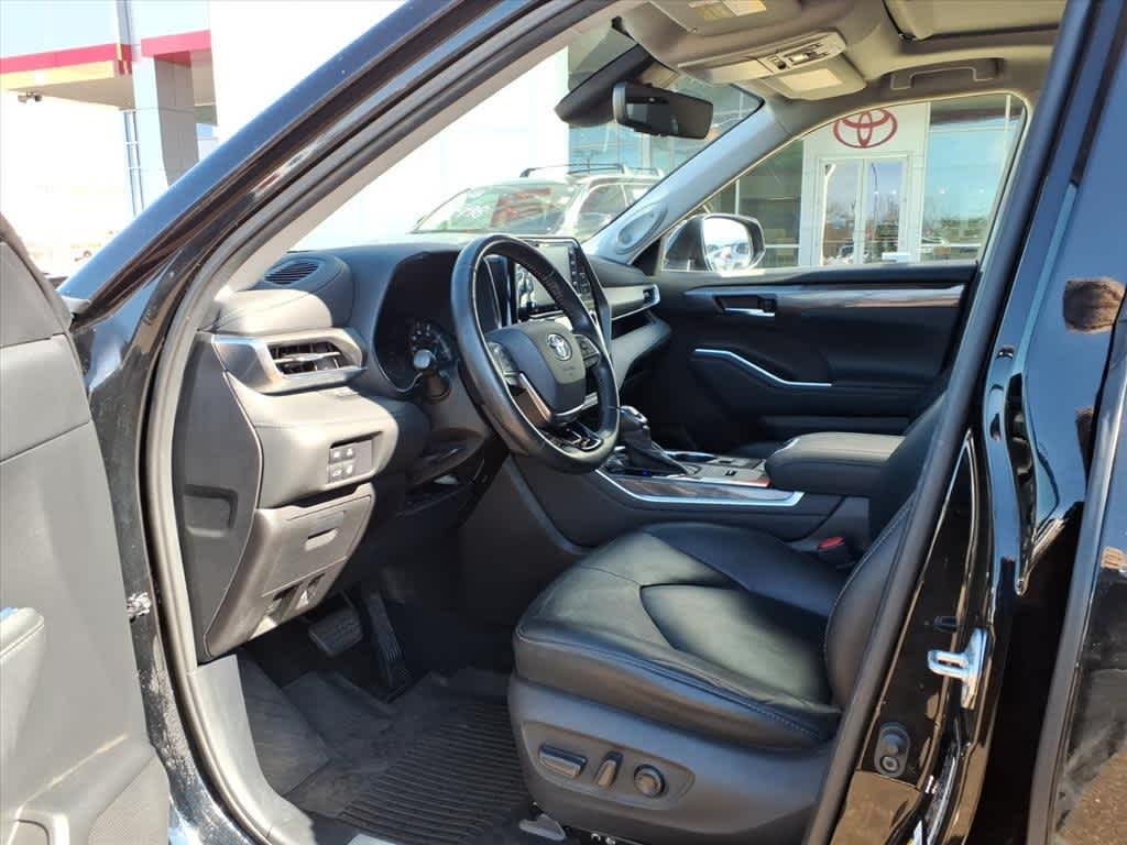 Thumbnail: 2020 Toyota Highlander - 27