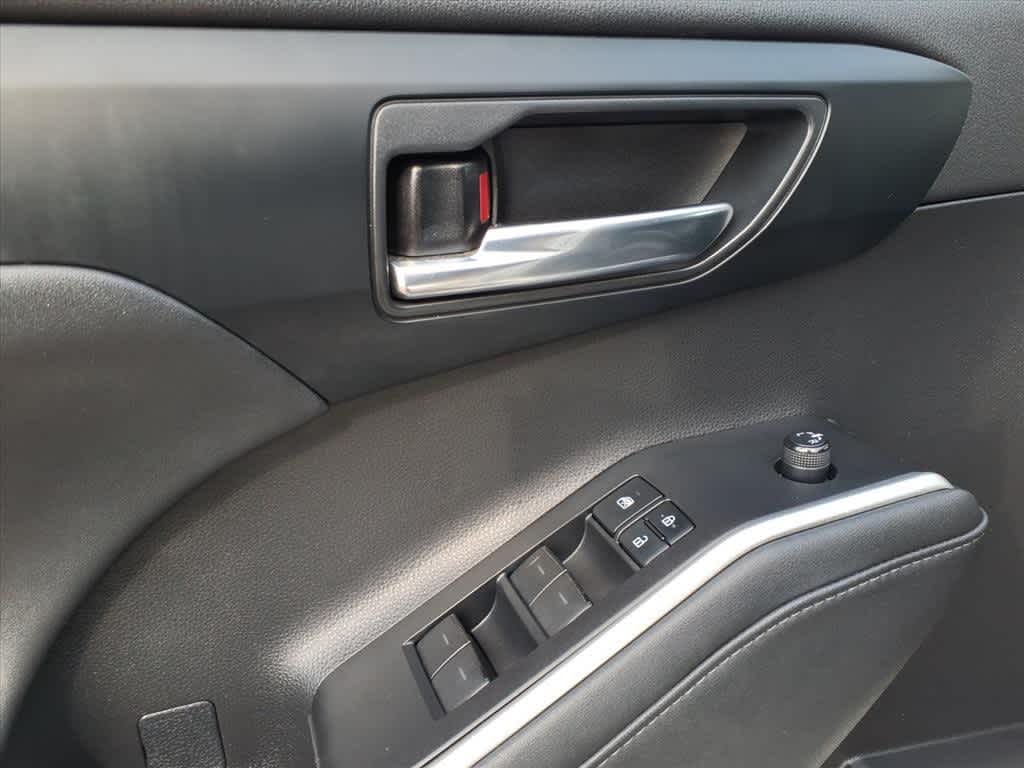 Thumbnail: 2021 Toyota Highlander - 13