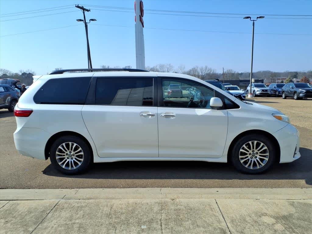 Thumbnail: 2019 Toyota Sienna - 4