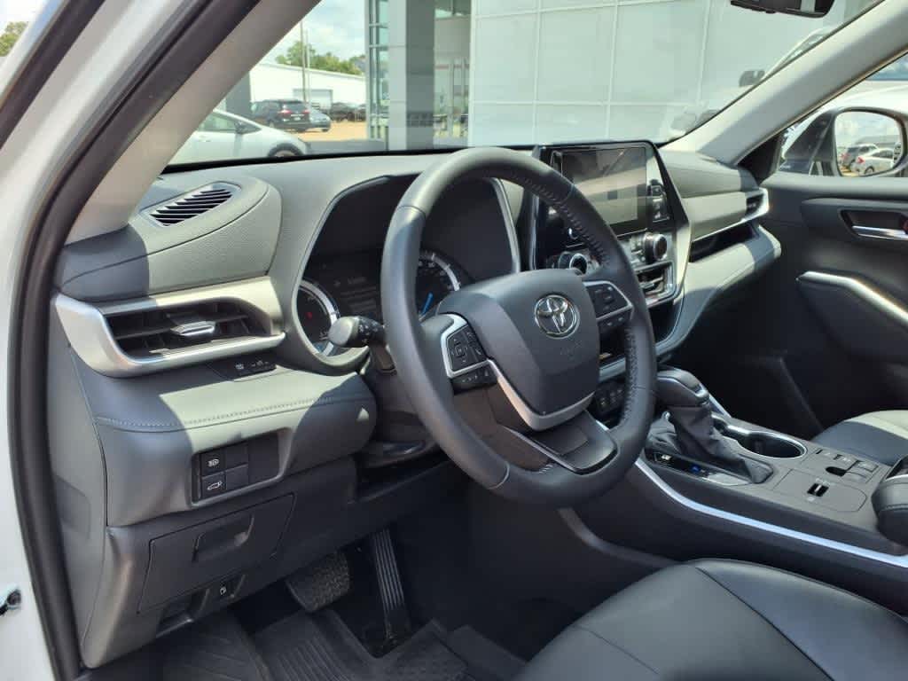 Thumbnail: 2025 Toyota Highlander - 11