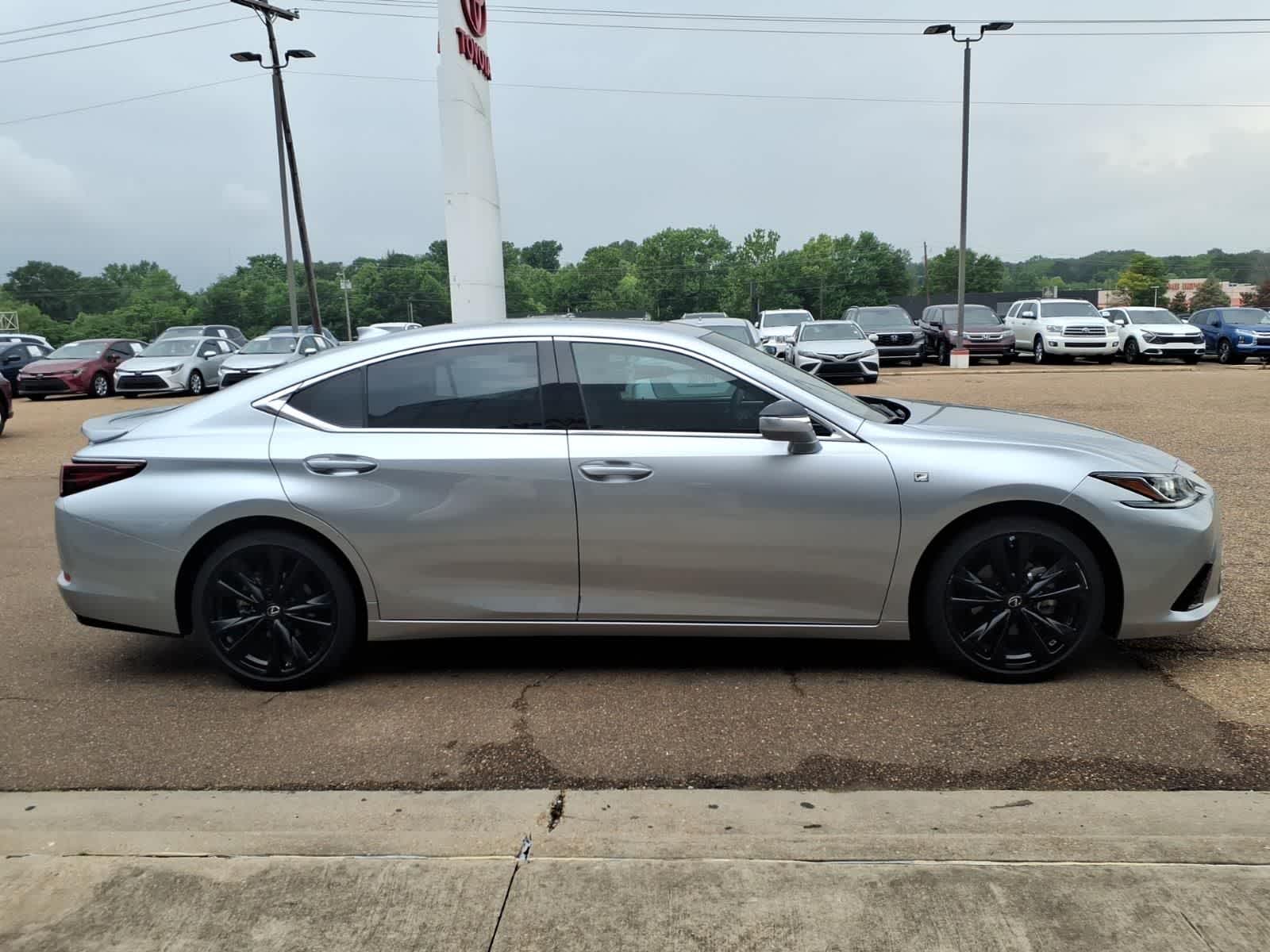Thumbnail: 2022 Lexus ES - 4