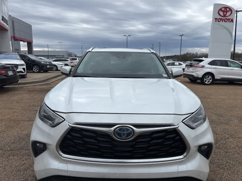 Thumbnail: 2023 Toyota Highlander - 2