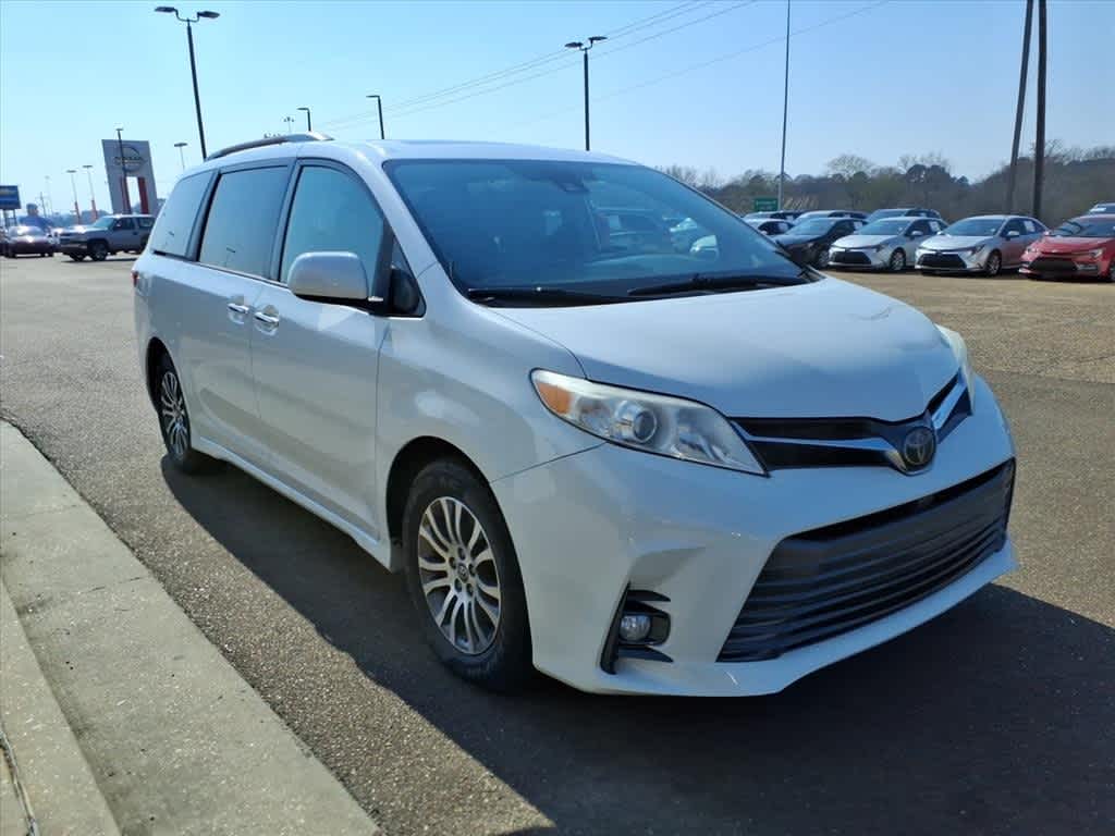 Thumbnail: 2019 Toyota Sienna - 3