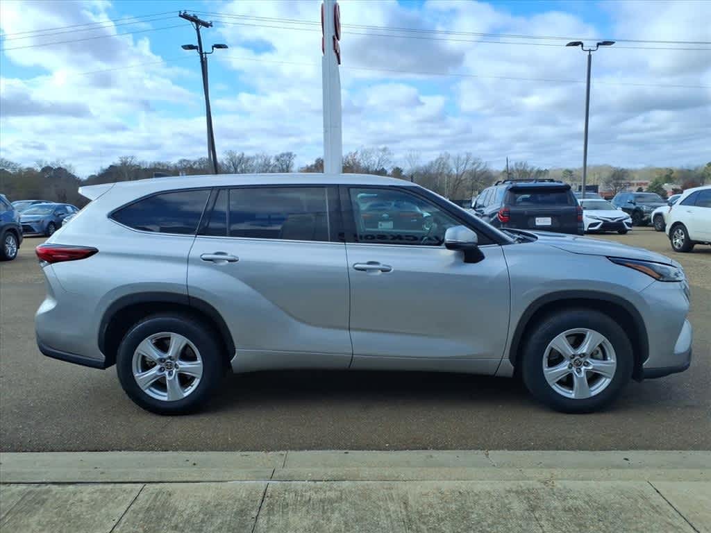 Thumbnail: 2022 Toyota Highlander - 4