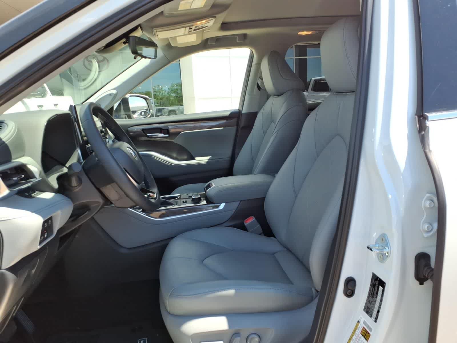 Thumbnail: 2026 Toyota Highlander - 25