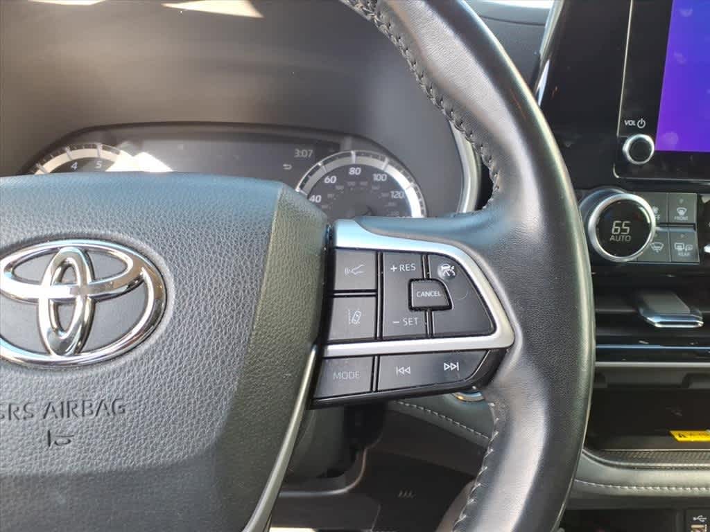 Thumbnail: 2023 Toyota Highlander - 16