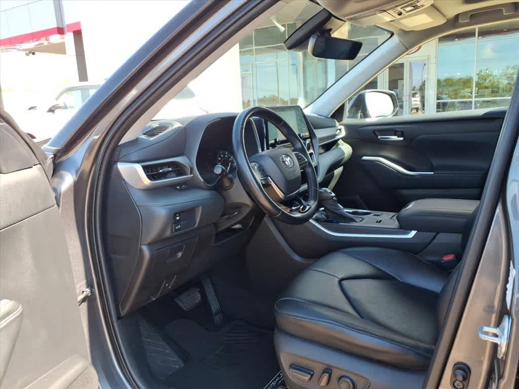 Thumbnail: 2021 Toyota Highlander - 27