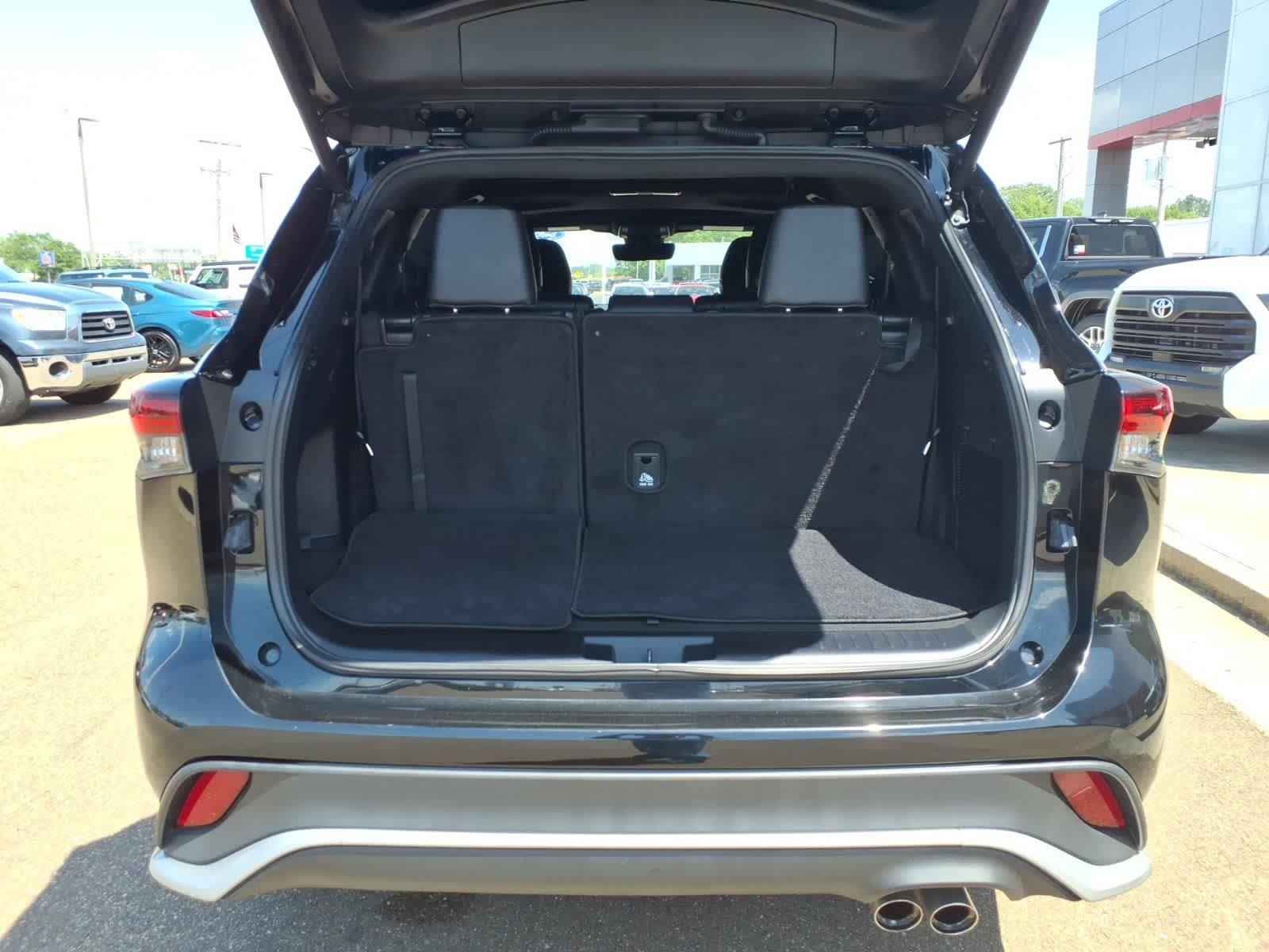 Thumbnail: 2024 Toyota Highlander - 8