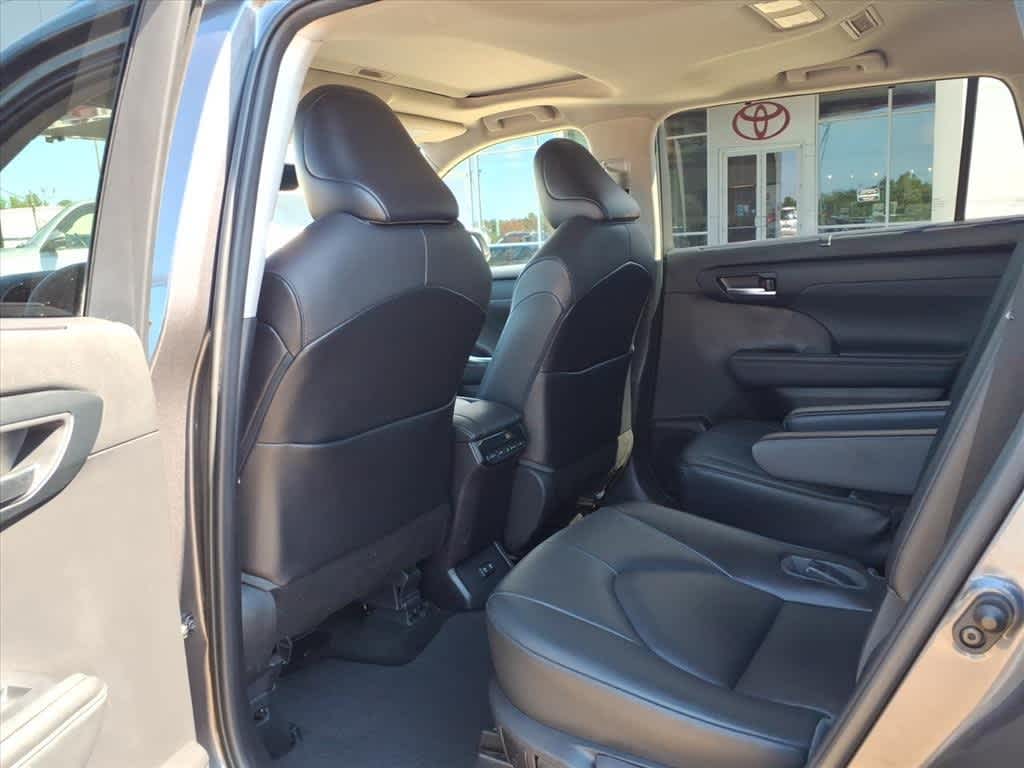 Thumbnail: 2021 Toyota Highlander - 30